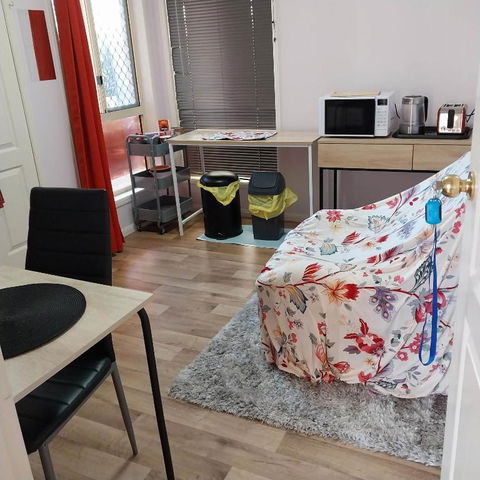 Red Cottage FEMALE ONLY BUDGET STAYS With Bedroom Plus Private Kitchenette Room - Getaway Accommodation 3