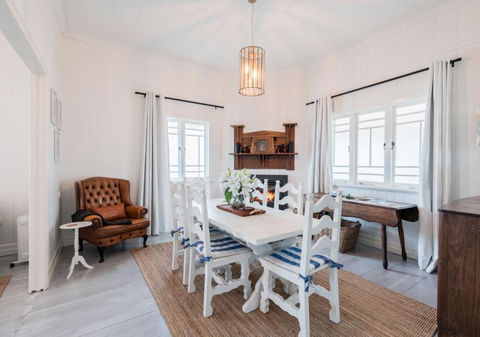 Pretty Pink Queenslander With Spectacular Views! - Getaway Accommodation 2