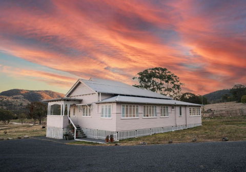 Pretty Pink Queenslander With Spectacular Views! - Getaway Accommodation 0