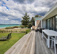 Azure Absolute Beachfront - Pet Friendly - Getaway Accommodation