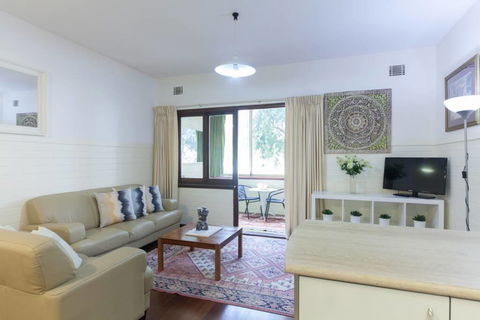 B2 Broadway Abode Close To Swan River, UWA & Hospitals - Getaway Accommodation 3