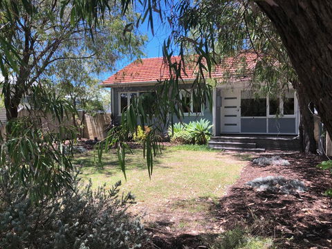 Barefoot Beach Cottage - Busselton - Getaway Accommodation 1