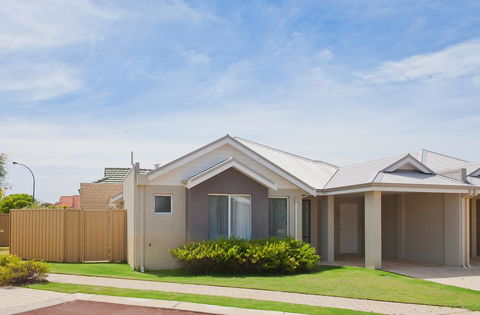 Beach Resort Chalet - Getaway Accommodation 1