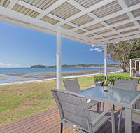 Beached Inn' 93 Foreshore Drive - Spacious beach front house - Getaway Accommodation