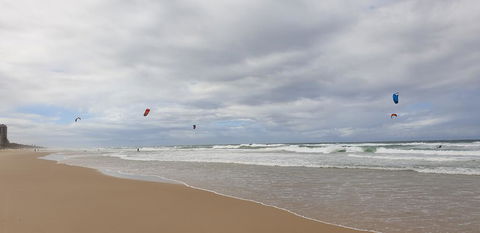 Beachfront Homely APT CBD Sleeps 8 Pool Spa Sauna Tennis AC WiFi - Getaway Accommodation 1