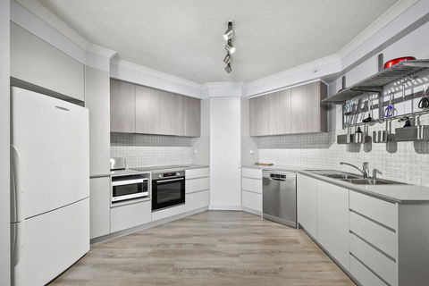 Beachfront Luxury 3 Bedroom In The Heart Of Surfers Paradise - Ocean Views Plus Indoor/outdoor Pool - Getaway Accommodation 1