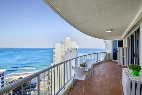 Beachfront Luxury 3 Bedroom In The Heart Of Surfers Paradise - Ocean Views Plus Indoor/outdoor Pool - Getaway Accommodation 3