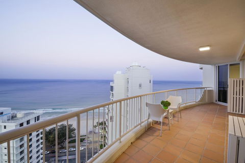 Beachfront Luxury 3 Bedroom In The Heart Of Surfers Paradise - Ocean Views Plus Indoor/outdoor Pool - Getaway Accommodation 2