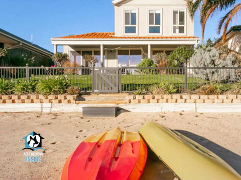 Renovated Beautiful Holiday Home With A Private Beach & Stunning Views! - Getaway Accommodation 1