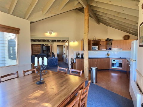 Red Robin - Getaway Accommodation 3