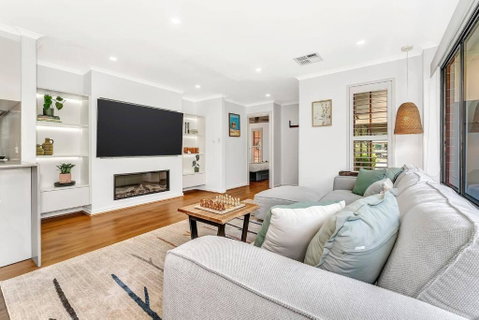 Redbrick Retreat - Generous Coastal Escape - Getaway Accommodation 1