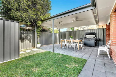 Redbrick Retreat - Generous Coastal Escape - Getaway Accommodation 3