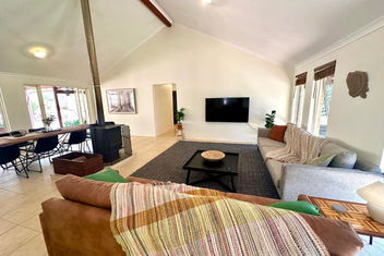 Redtail House - Carlotta with Getaway Accommodation