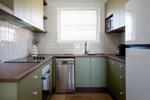 Renovated Apartment With Ocean Views - Getaway Accommodation 2