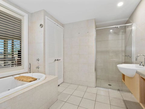 RESORT ON THE BEACH 2214/2215 - Getaway Accommodation 2