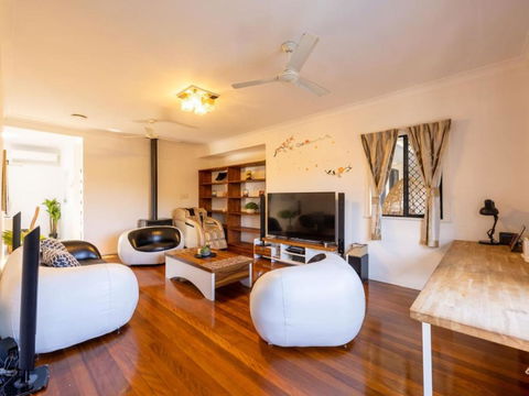 River View 5B Home Near Freeway Shops Loganholme - Getaway Accommodation 1