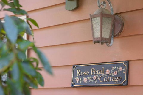 Rose Petal Cottage - Getaway Accommodation 1