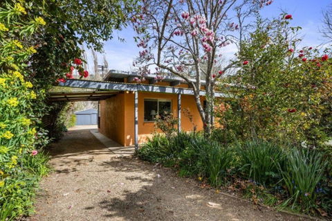 Roses On The River - An Absolute River Frontage Cottage - Getaway Accommodation 1