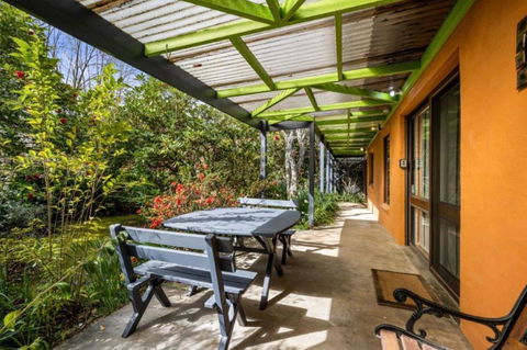 Roses On The River - An Absolute River Frontage Cottage - Getaway Accommodation 2