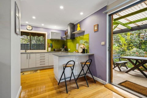 Roses On The River - An Absolute River Frontage Cottage - Getaway Accommodation 3