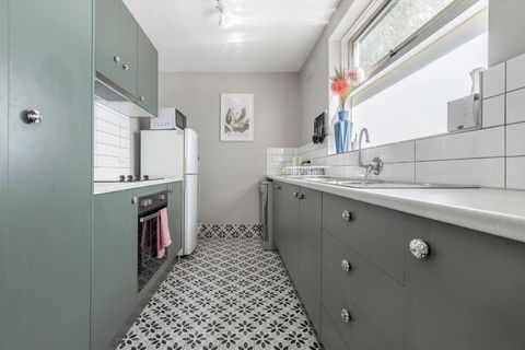 Rosewood Lodge - Cottage Charm Off High Street - Getaway Accommodation 1