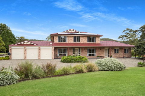 Roxy - A Secluded Luxury Estate Near Berry, Where Serenity Meets Family Comfort - Getaway Accommodation 1