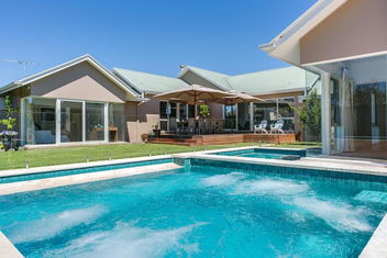 Royadie Resort - Pool Spa Tennis 500m To Beach with Getaway Accommodation