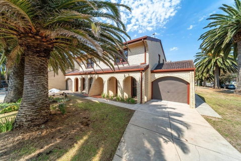 Sage By The Sea - WiFi, BBQ, Beach, Art - Getaway Accommodation 3