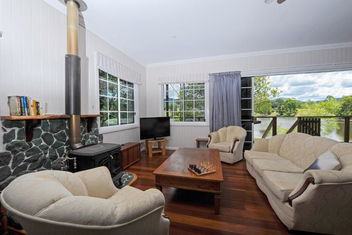 Samford Lakes with Getaway Accommodation
