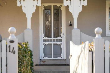 Sampson Cottage - Historic Charm with Getaway Accommodation