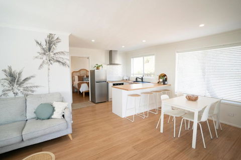 Sanbis Cabin - Hidden Boutique Retreat, Sea Views - Getaway Accommodation 2