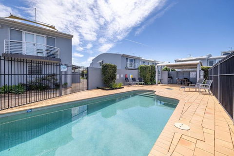 Sandcastles 4 -8 Ala Moana Way - Getaway Accommodation 0