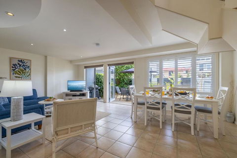 Sandcastles 4 -8 Ala Moana Way - Getaway Accommodation 1