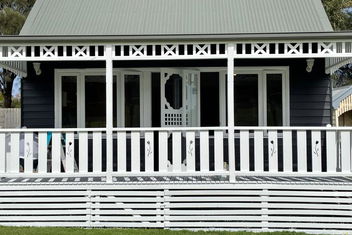 Sandpiper - Charming Beach Villa with Getaway Accommodation