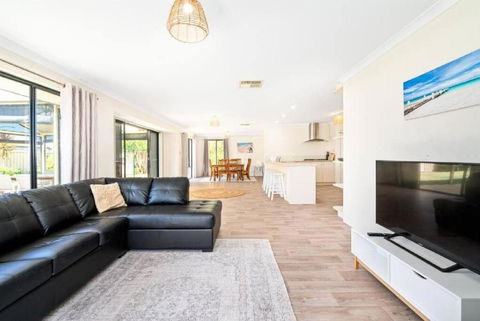 Sandpiper House - Family & Pet Friendly - Getaway Accommodation 2