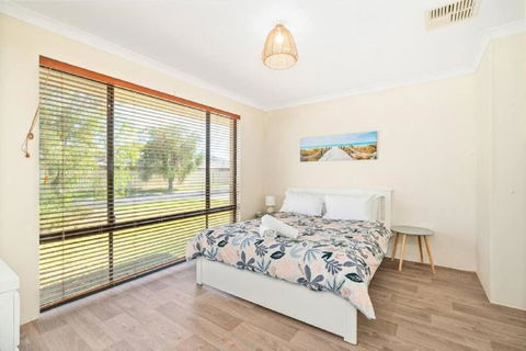 Sandpiper House - Family & Pet Friendly - Getaway Accommodation 3
