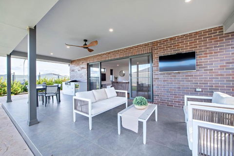 Sandstone - Family Entertainer, Refined Living - Getaway Accommodation 2