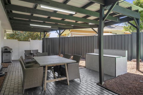 Spacious 3-Bed House With Outdoor Dining & BBQ - Getaway Accommodation 3