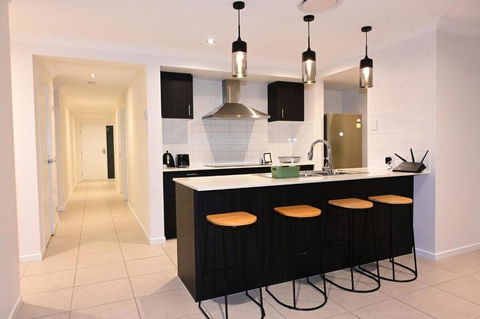 Spacious 4 Bedroom Retreat Fully Air Conditioned - Getaway Accommodation 0