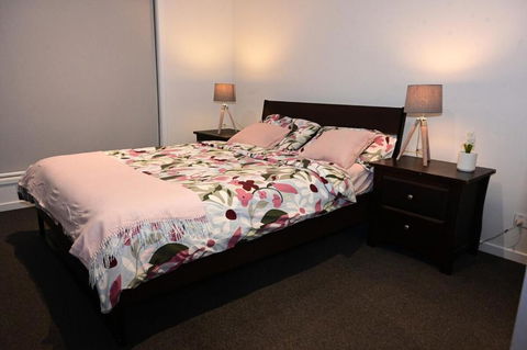 Spacious 4 Bedroom Retreat Fully Air Conditioned - Getaway Accommodation 2