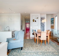Beautiful Renovated Home With Water Views and Yard - Getaway Accommodation