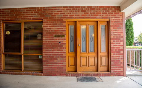 BEST WESTERN Burke And Wills Motor Inn - Getaway Accommodation 1