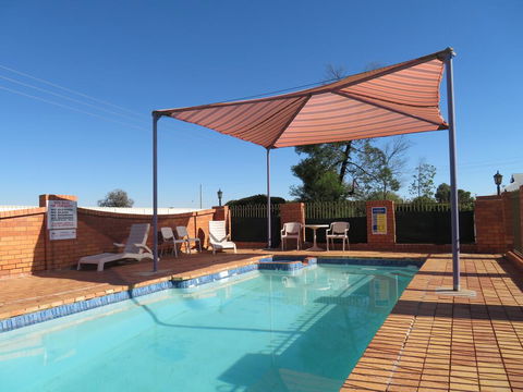Bishop's Lodge Motor Inn - Getaway Accommodation 3
