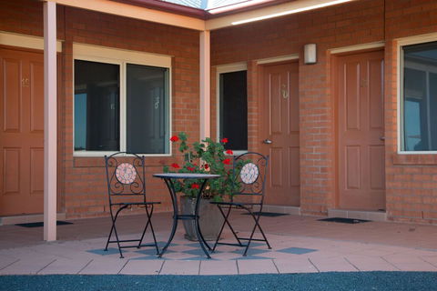 Bishop's Lodge Motor Inn - Getaway Accommodation 1
