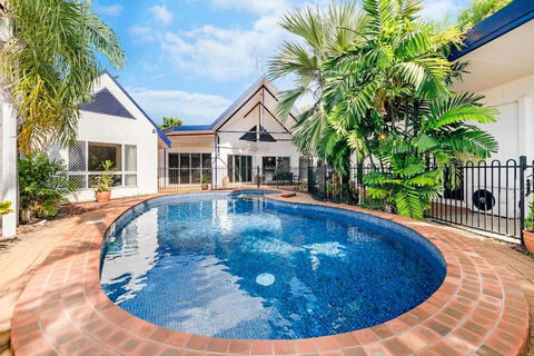 An Absolute Poolside Break By Casuarina Beach - Getaway Accommodation 0