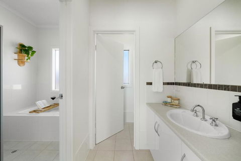 YARLU By Silver Sands - Getaway Accommodation 1